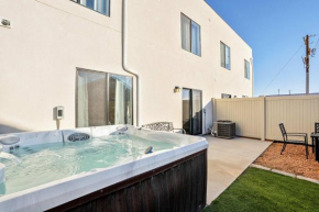 Private Hot Tub Fenced Backyard & Pet Friendly